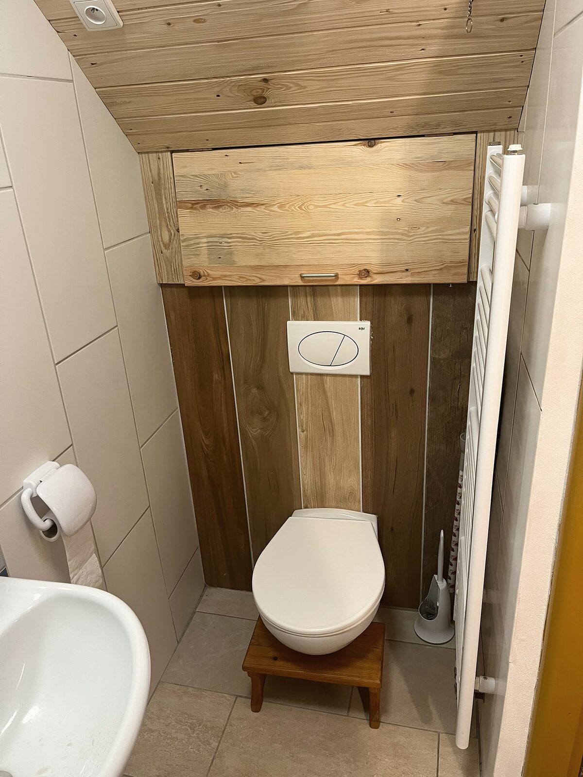 Koupelna, WC s dřevěným obkladem